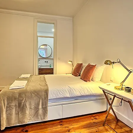 Bernardim Ribeiro Apartment *